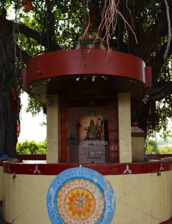 Srīpāda statue under 1000 years old banyan tree 